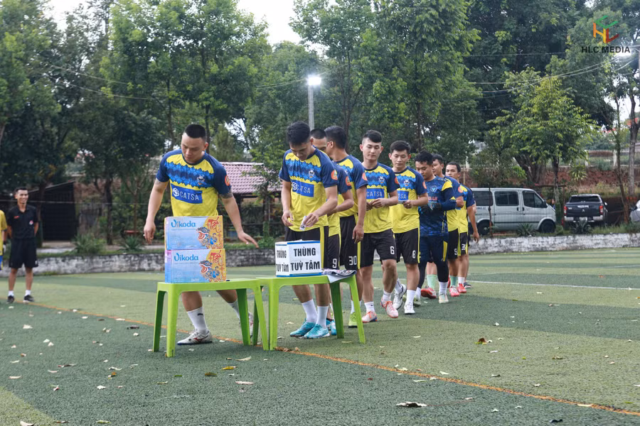Các cầu thủ phong trào chung tay quyên góp nhằm giúp đỡ các mảnh đời khó khăn. Ảnh: Văn Ngọc