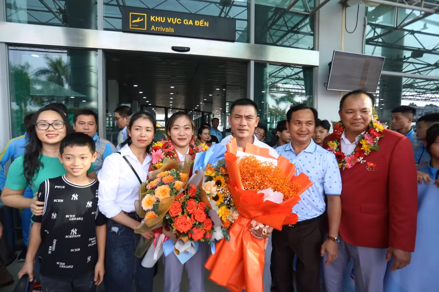 Gia đình và người thân của Lê Thị Nhi từ huyện Đức Cơ lên TP. Pleiku để đón cô. Ảnh: Văn Ngọc Gia đình và người thân của Lê Thị Nhi từ huyện Đức Cơ lên TP. Pleiku để đón cô. Ảnh: Văn Ngọc