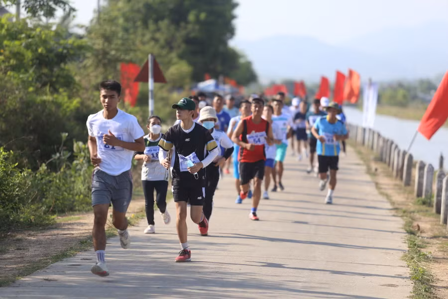 Các VĐV đã chạy trong khu vực Di tích lịch sử Plei Ơi. Ảnh: Văn Ngọc