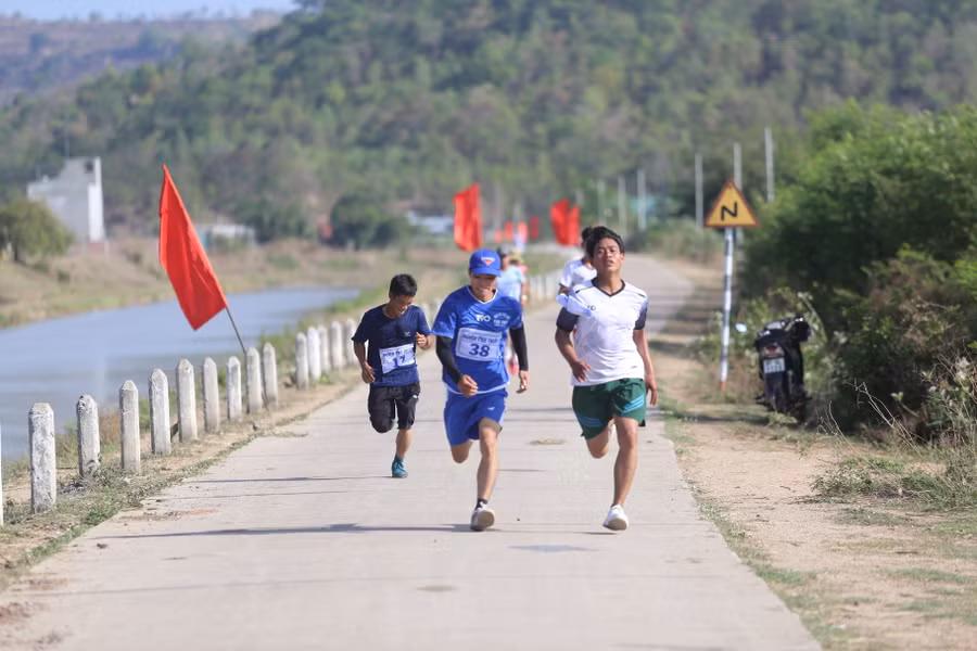 Các VĐV đua tranh quyết liệt ở cung đường dọc bờ kênh thủy lợi Ayun Hạ. Ảnh: Văn Ngọc