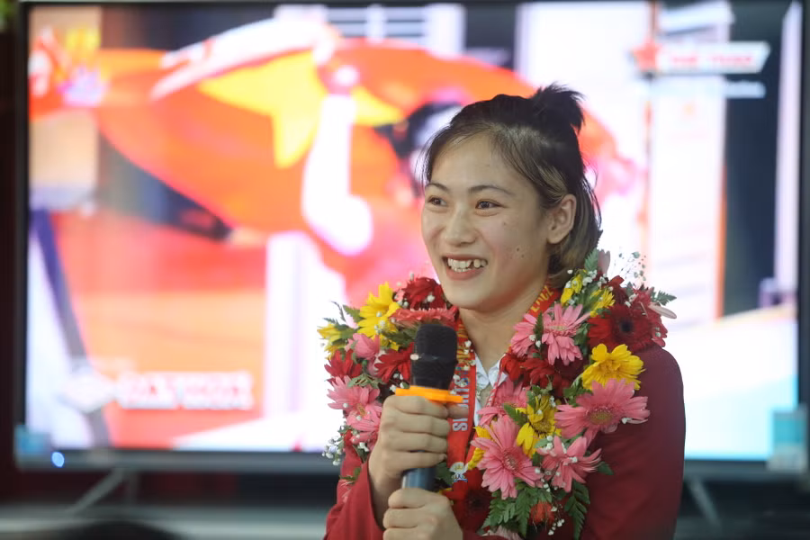 Lê Thị Nhi rạng rỡ phát biểu trong buổi lễ. Ảnh: Văn Ngọc Lê Thị Nhi rạng rỡ phát biểu trong buổi lễ. Ảnh: Văn Ngọc