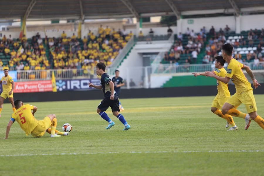 Minh Vương đột phá vào trung lộ rồi tung cú sút trái phá mở tỷ số 1-0 cho HAGL. Ảnh: Văn Ngọc