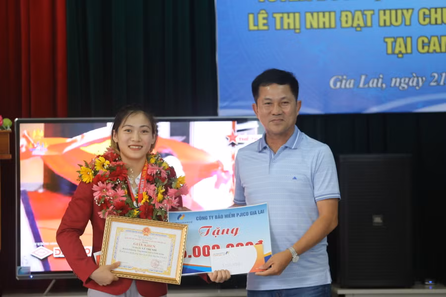 Công ty Pjico Gia Lai tặng thưởng 5 triệu đồng cho VĐV Lê Thị Nhi. Ảnh: Văn Ngọc Công ty Pjico Gia Lai tặng thưởng 5 triệu đồng cho VĐV Lê Thị Nhi. Ảnh: Văn Ngọc