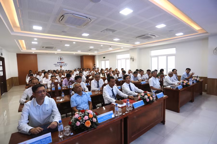 Đông đảo đại biểu tham gia Lễ kỷ niệm 30 năm thành lập Truyền tải điện Gia Lai. Ảnh: Văn Ngọc