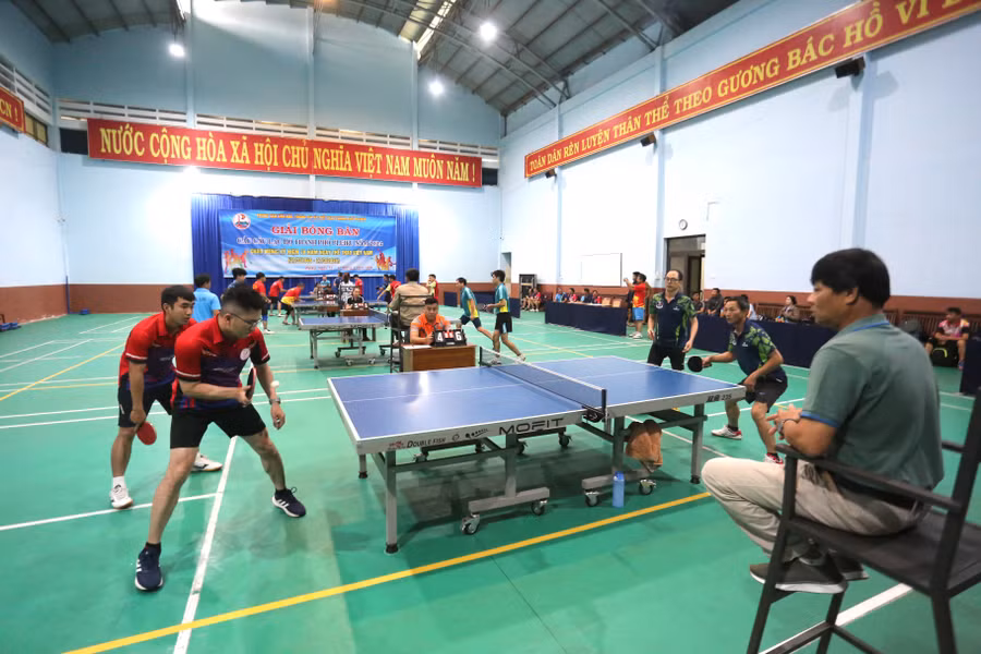 Các tay vợt tranh tài ở 2 nội dung đồng đội nam và đồng đội nữ. Ảnh: Văn Ngọc Các tay vợt tranh tài ở 2 nội dung đồng đội nam và đồng đội nữ. Ảnh: Văn Ngọc