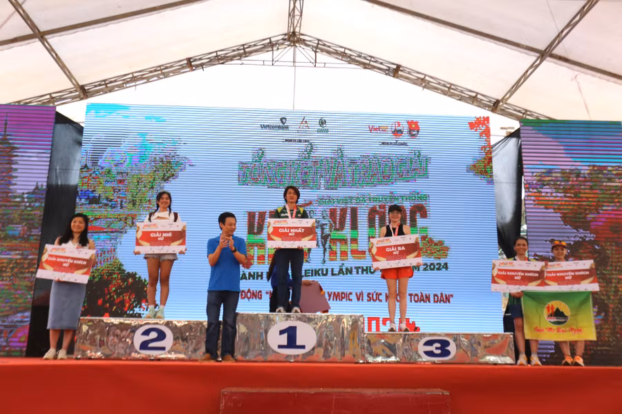 Các nữ runner xuất sắc nhất ở cự ly 21 km nữ. Ảnh: Văn Ngọc