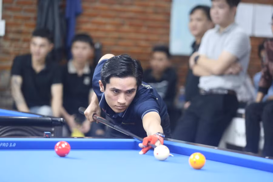 Cơ thủ Nguyễn Văn Thuận đã lọt vào vòng chung kết quốc gia ở nội dung carom 3 băng. Ảnh: Văn Ngọc