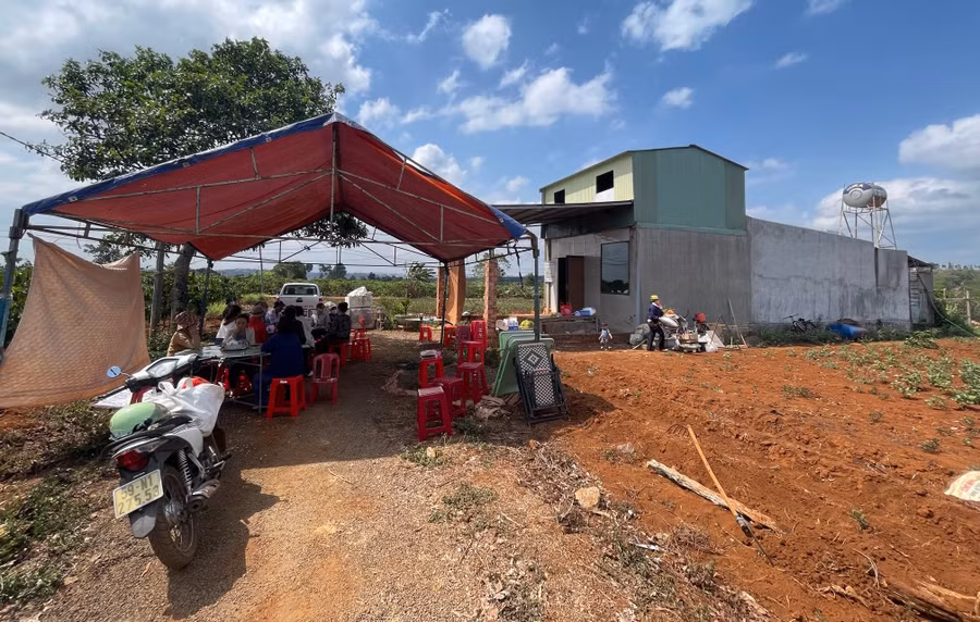 Nhiều người đến chia buồn và ủng hộ gia đình các em học sinh bị nạn. Ảnh: Văn Ngọc
