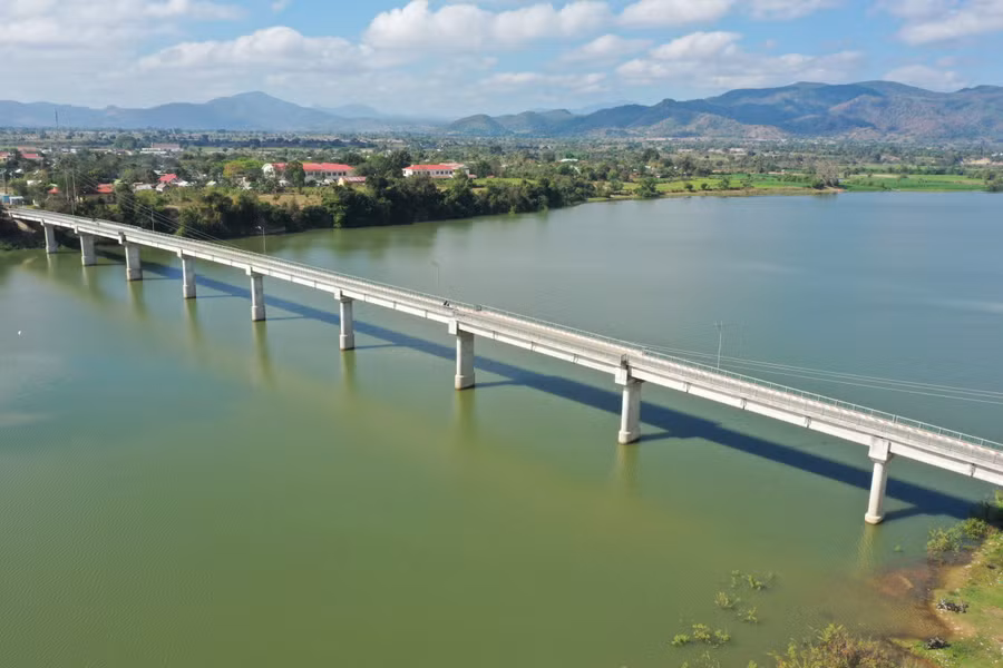 Các VĐV sẽ có cơ hội chinh phục cây cầu Ia Rmok bắc qua dòng sông Ba. Ảnh: Quang Ngọc