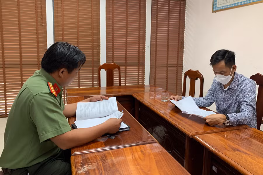 Ông R. tại cơ quan chức năng. Ảnh: CA cung cấp.