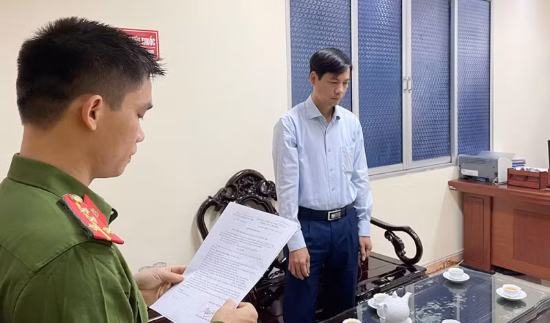 Cơ quan chức năng tống đạt quyết định khởi tố bị can đối với Nguyễn Trọng Phùng. Ảnh CA tỉnh Cao Bằng. Cơ quan chức năng tống đạt quyết định khởi tố bị can đối với Nguyễn Trọng Phùng. Ảnh CA tỉnh Cao Bằng.