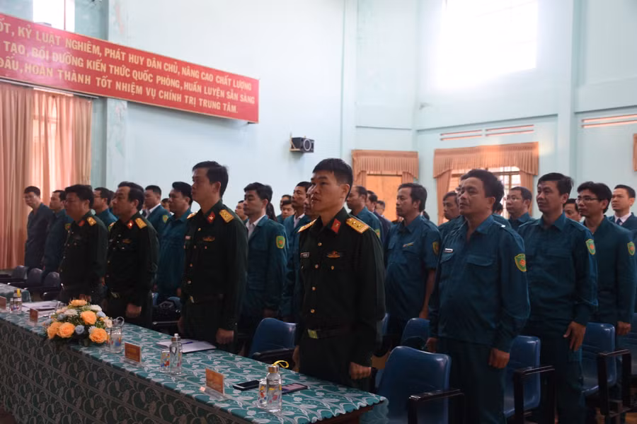 Đại biểu và học viên dự chào cờ khai mạc lớp tập huấn. Ảnh: Huỳnh Lê