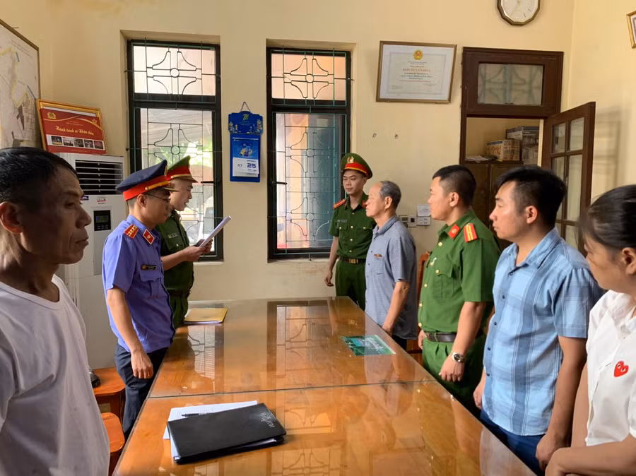 Cơ quan CSĐT Công an tỉnh Hà Nam tống đạt quyết định khởi tố bị can, lệnh bắt bị can để tạm giam đối với Phạm Gia Luật. Ảnh: CA Hà Nam