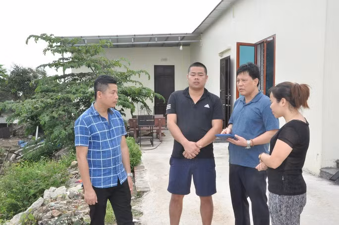 Lực lượng chức năng làm việc với Đặng Quốc Cường (mặc áo đen, quần đùi)