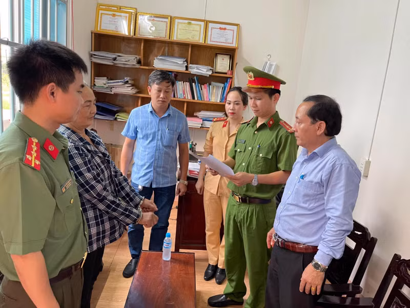 Khởi tố bị can và thực hiện lệnh bắt tạm giam đối với Hoàng Thị Sơn. Ảnh: CA Hương Khê