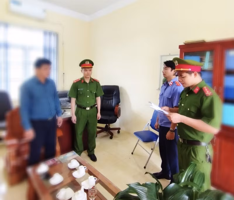 Cơ quan Cảnh sát Điều tra đọc lệnh bắt tạm giam bị can.