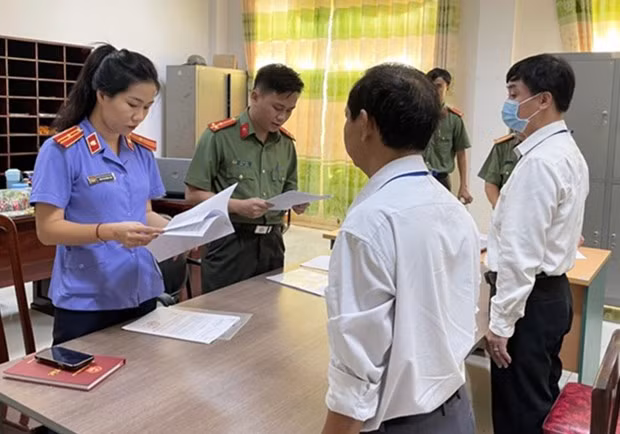 Cơ quan tố tụng đọc lệnh khám xét nơi làm việc của các bị can tại Chi cục Thuỷ sản. Ảnh: VKS
