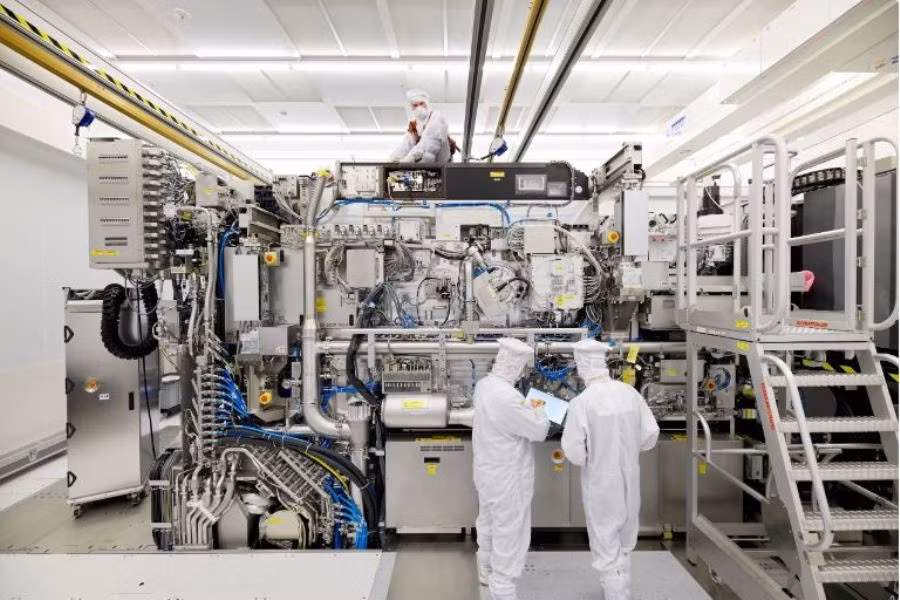 Một cỗ máy quang khắc chip bằng siêu tia cực tím của ASML. Ảnh: Reuters.