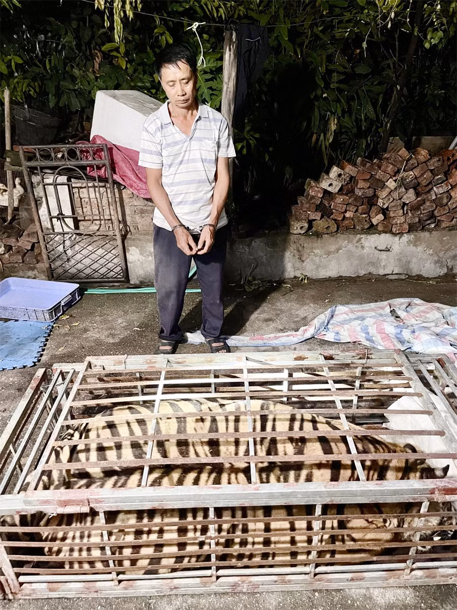 Đối tượng Nguyễn Văn Tới và tang vật. Ảnh: Báo Bắc Giang