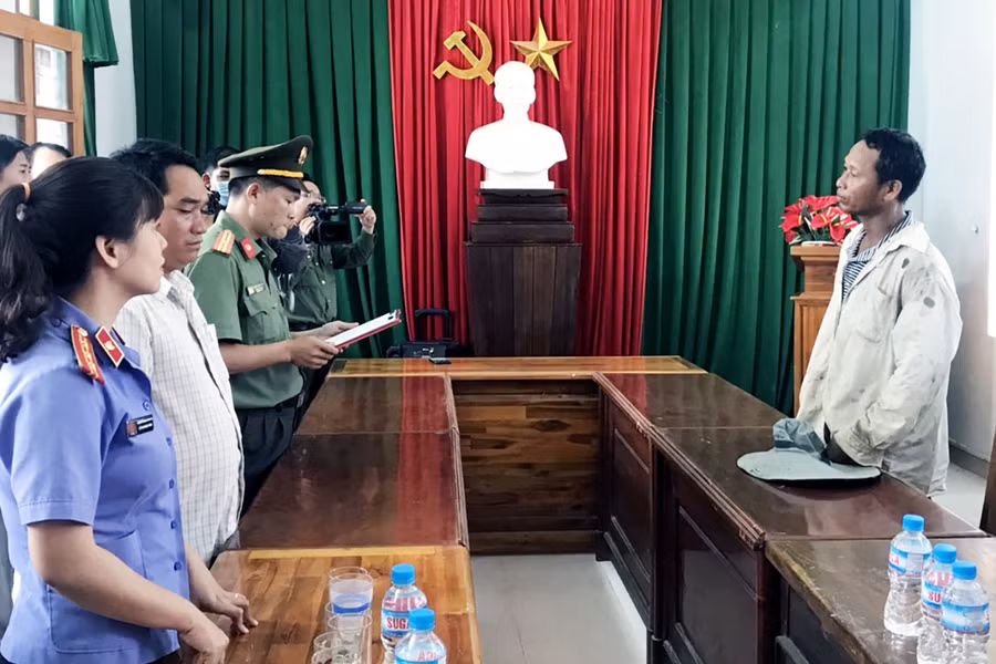 Nay Y Blang nghe đọc quyết định khởi tố, bắt tạm giam. Ảnh: Công an Phú Yên.