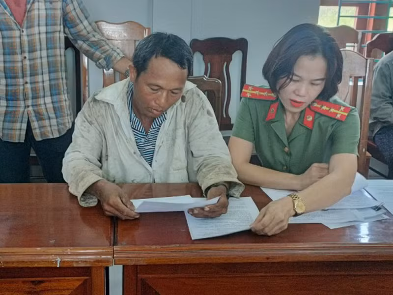 Nay Y BLang đọc lại biên bản tống đạt quyết định khởi tố bị can và lệnh tạm giam