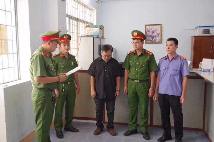 Cơ quan công an đọc lệnh khởi tố đối với bị can Đinh Nguyễn Hoàn Ân. Ảnh: CA Ninh Thuận