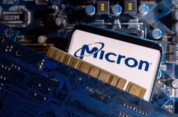 Một smartphone hiển thị logo Micron. (Ảnh: Reuters) Một smartphone hiển thị logo Micron. (Ảnh: Reuters)