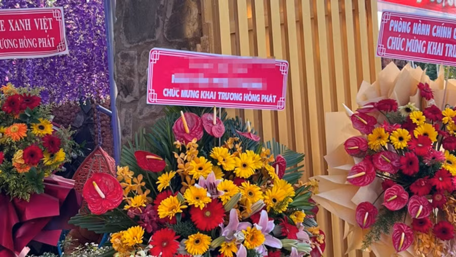 Lẵng hoa lấy tên lãnh đạo Đảng, Nhà nước chúc mừng khai trương