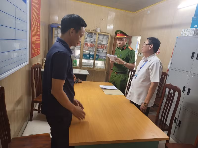 Phòng Cảnh sát Kinh tế Công an tỉnh Hải Dương thực hiện lệnh bắt giữ Phan Việt Hoà