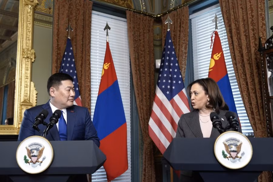 Phó Tổng thống Hoa Kỳ Kamala Harris gặp Thủ tướng Oyun-Erdene Luvsannamsrai của Mông Cổ tại Nhà Trắng ở Washington, DC, Hoa Kỳ, ngày 2/8/2023 Phó Tổng thống Hoa Kỳ Kamala Harris gặp Thủ tướng Oyun-Erdene Luvsannamsrai của Mông Cổ tại Nhà Trắng ở Washington, DC, Hoa Kỳ, ngày 2/8/2023