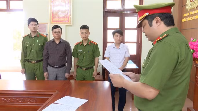 Lực lượng công an đọc lệnh khởi tố bị can đối với ông Nguyễn Thanh Trì (thứ 2 từ trái qua). Ảnh: Cổng TTĐT Bộ Công an