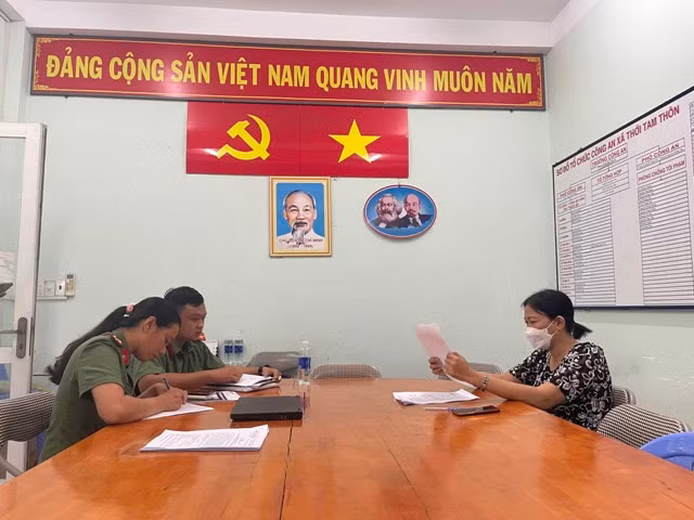 Bà T.T.L.C. được Công an mời đến trụ sở làm việc. Ảnh: CA cung cấp