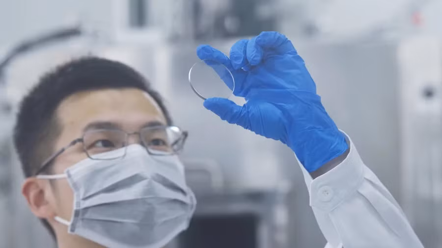 Nhà nghiên cứu tại Trung tâm Đổi mới và Khoa học Quốc tế Hàng Châu thuộc Đại học Chiết Giang của Trung Quốc xem xét các tấm oxit gali. Ảnh:Getty Images