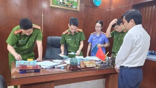 Cơ quan Cảnh sát Điều tra Công an Đà Nẵng khám xét nơi làm việc của ông Hồ Văn Khoa chiều 6-4.