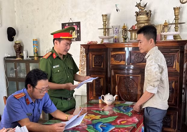 Cơ quan Cảnh sát điều tra Công an thị xã Đức Phổ đọc lệnh bắt tạm giam Nguyễn Lê Ninh. Ảnh: Công an tỉnh Quảng Ngãi