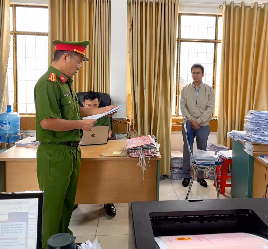 Cơ quan Cảnh sát điều tra Công an tỉnh Gia Lai khám xét phòng làm việc của bị can Đỗ Minh Hiếu (áo khoác). Ảnh: Công an tỉnh Gia Lai
