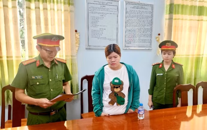 Đối tượng Trần Thị Kim Gương (giữa) bị bắt giữ về hành vi lừa đảo chiếm đoạt tài sản. Ảnh: Công an huyện Ia Pa