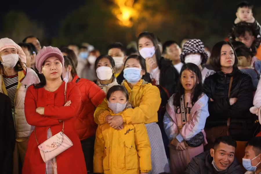 Người người xúng xính áo quần trong khoảnh khắc cuối cùng của năm cũ. Ảnh: Văn Ngọc