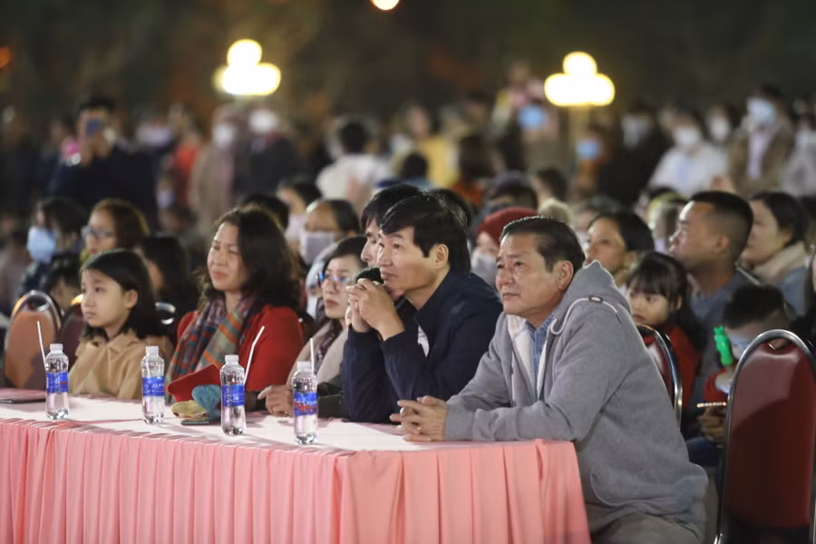Ông Trần Ngọc Nhung-Tỉnh ủy viên, Giám đốc Sở Văn hóa-Thể thao và Du lịch (bìa phải, hàng trước) theo dõi chương trình nghệ thuật. Ảnh: Văn Ngọc