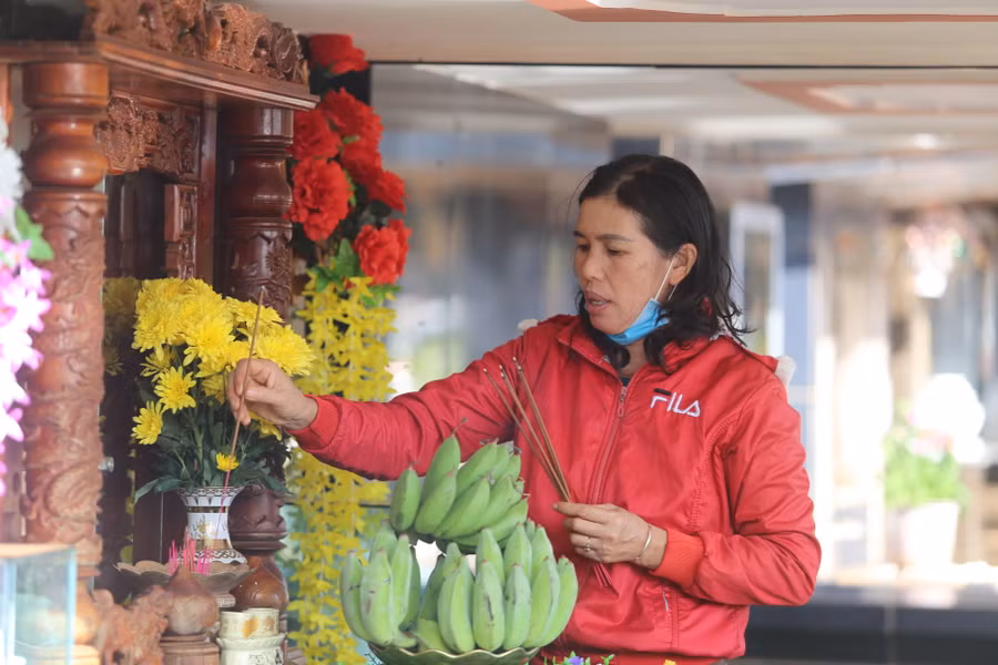Bà Nguyễn Thị Sáu đi thăm phần mộ của 5 người thân trong gia đình nằm tại Nghĩa trang TP. Pleiku. Ảnh: Văn Ngọc