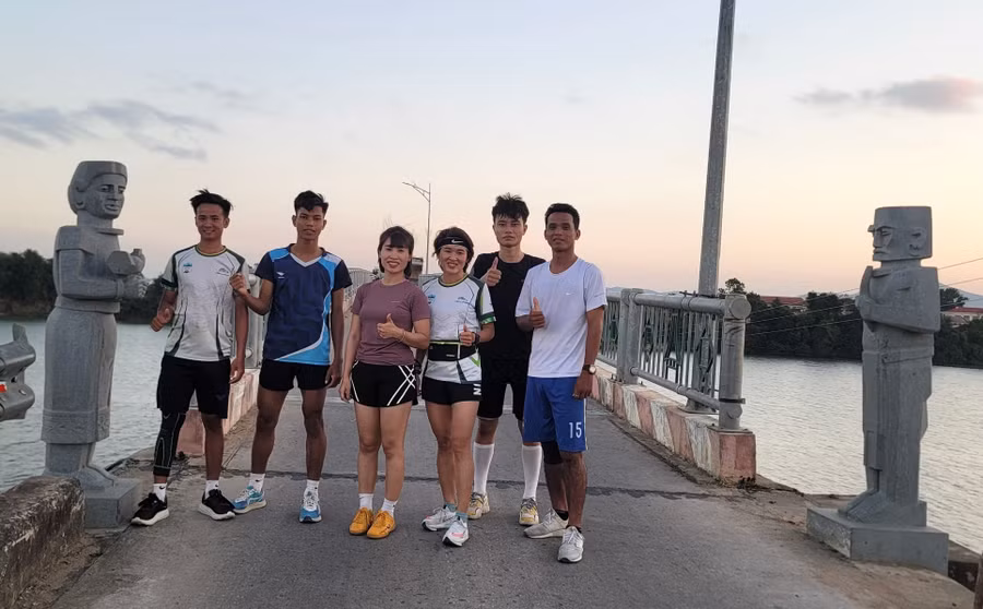 Các chân chạy tại Krông Pa tập luyện sẵn sàng cho giải chạy bán marathon đầu tiên được tổ chức tại huyện. Ảnh: Nguyễn Duyên
