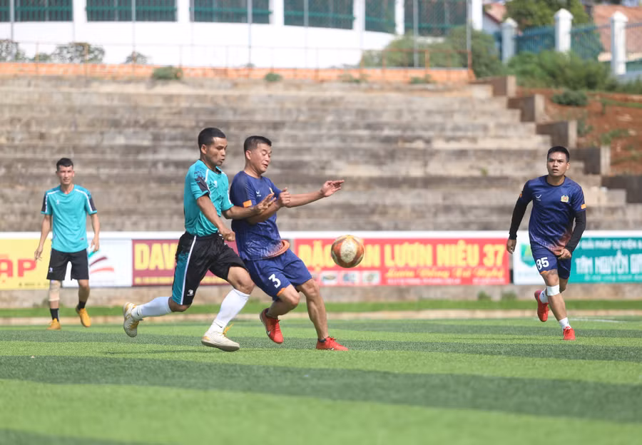 Các đội bóng thi đấu vòng tròn 1 lượt chọn ra 2 đội nhất bảng vào chơi vòng chung kết. Ảnh: Văn Ngọc