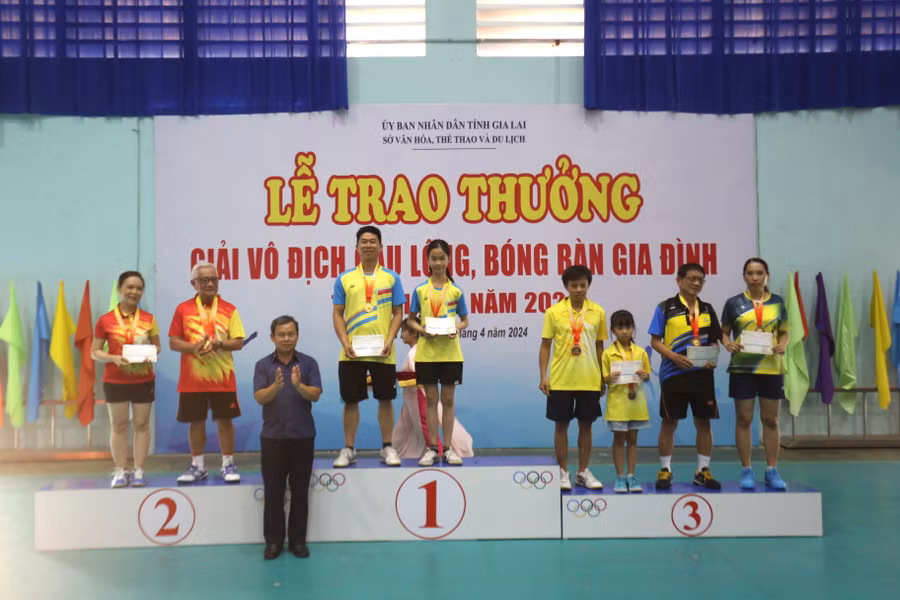 Ban tổ chức trao giải cho các cặp đôi cha và con gái ở môn bóng bàn. Ảnh: Văn Ngọc