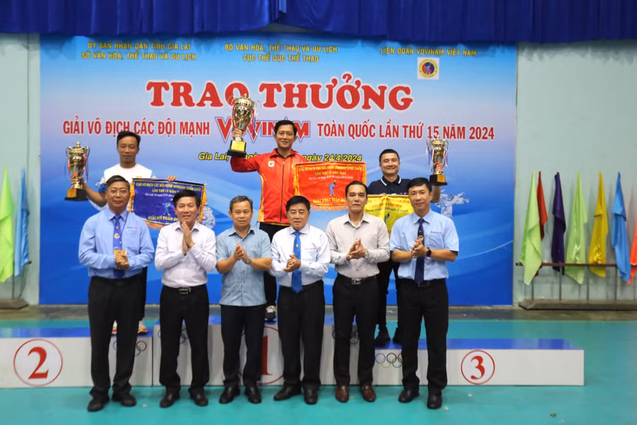 Ban tổ chức trao giải toàn đoàn cho các đơn vị giành thứ hạng cao nhất. Ảnh: Văn Ngọc