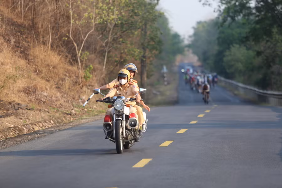 Lực lượng Cảnh sát Giao thông làm nhiệm vụ dẫn đoàn cho giải đua. Ảnh: Văn Ngọc Lực lượng Cảnh sát Giao thông làm nhiệm vụ dẫn đoàn cho giải đua. Ảnh: Văn Ngọc