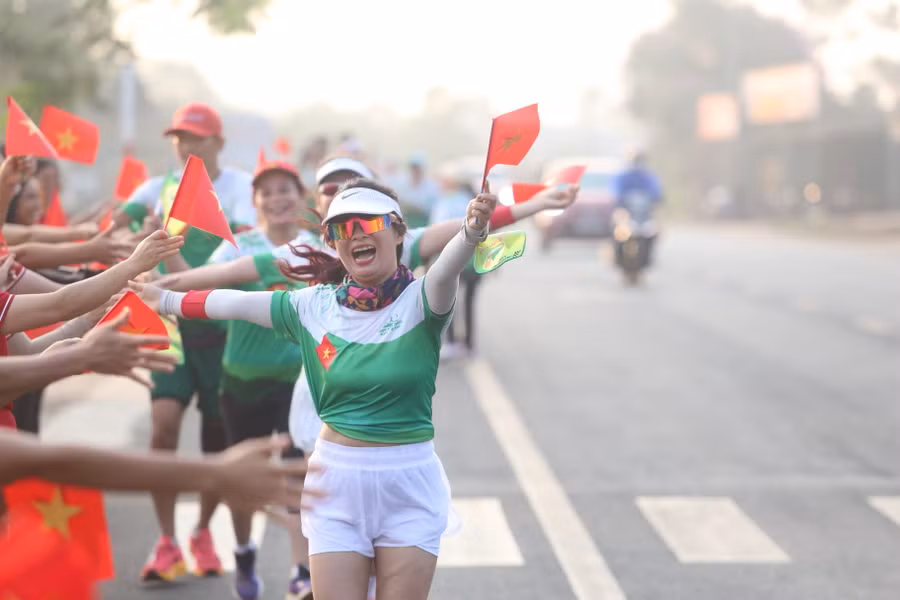 Các runner đầy hào hứng trước sự đón tiếp của người dân huyện Ia Grai. Ảnh: Văn Ngọc Các runner đầy hào hứng trước sự đón tiếp của người dân huyện Ia Grai. Ảnh: Văn Ngọc