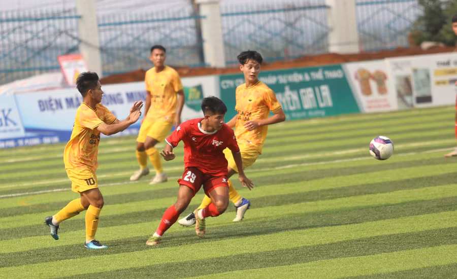 PVF đã gặp rất nhiều khó khăn trước lối chơi phòng ngự số đông của đối thủ. Ảnh: Văn Ngọc