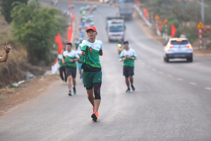 Chân chạy Đào Quốc Việt (TP. Pleiku) dù bị khuyết tật 2 tay vẫn tham gia chạy 21 km. Ảnh: Văn Ngọc Chân chạy Đào Quốc Việt (TP. Pleiku) dù bị khuyết tật 2 tay vẫn tham gia chạy 21 km. Ảnh: Văn Ngọc