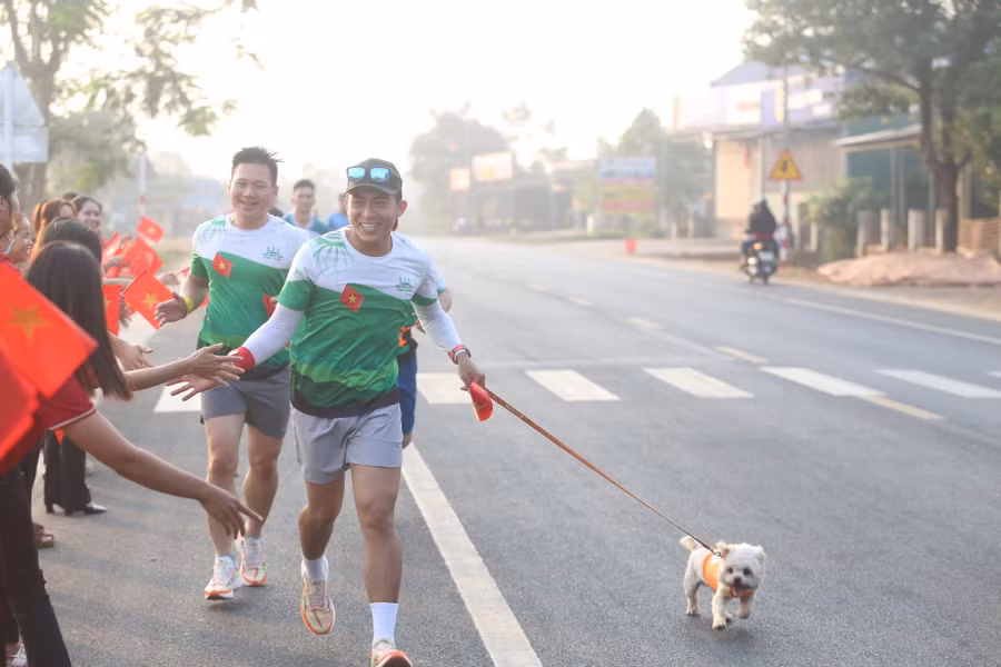 Chú thú cưng cũng chạy cùng chủ trong hành trình 21 km. Ảnh: Văn Ngọc Chú thú cưng cũng chạy cùng chủ trong hành trình 21 km. Ảnh: Văn Ngọc