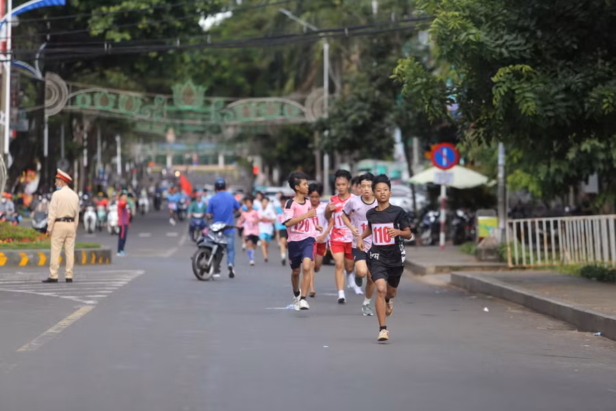 Đường chạy của giải đấu đi qua các tuyến đường trung tâm thành phố. Ảnh: Văn Ngọc Đường chạy của giải đấu đi qua các tuyến đường trung tâm thành phố. Ảnh: Văn Ngọc